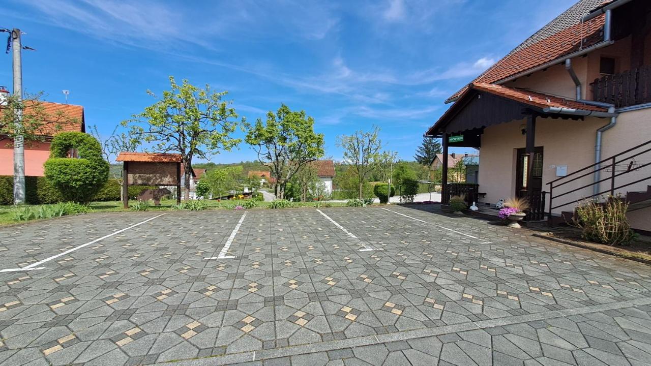 Family Puskaric Hotel สลูน ภายนอก รูปภาพ